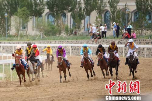 第七届中国马术大赛在锡林浩特举行 增设民族特色赛