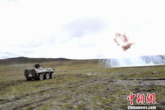 西藏军区边防某团开展装甲步兵实弹演练