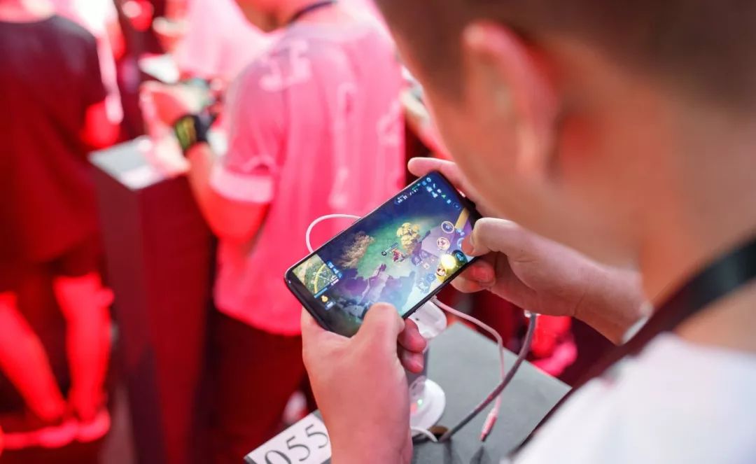 在ChinaJoy上,vivo组织了百名玩家用NEX手机