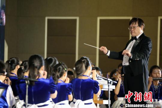 白燕生先生指挥由150人组成的“北京2018口琴乐团”演奏的由冼星海作曲的口琴大合奏《黄河》。　任海霞 摄