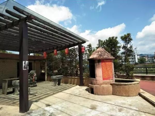 福建一寺庙烧纸钱被投诉，环保局援引佛经执法说服信徒