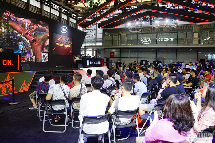 狂玩技嘉展台 这些顶级电竞硬件我都想要!