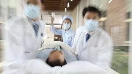 医生抢救病人失败后含泪写下值班日记