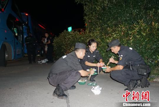 抓捕行动路边简单的晚餐。乐山警方供图