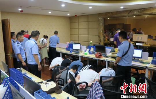警方正在现场清查和抓捕。乐山警方供图