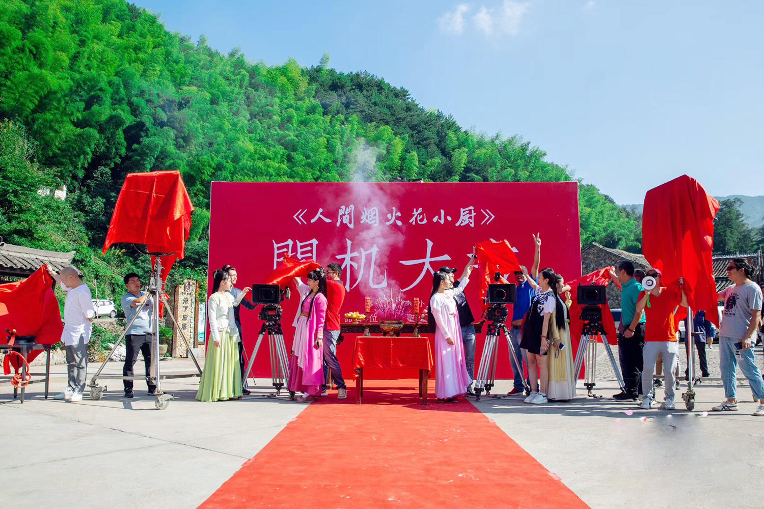 斯琴高丽《人间烟火花小厨》开机 多栖发展引