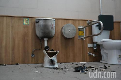 台湾高雄228公园厕所马桶炸毁：男童烧卫生纸