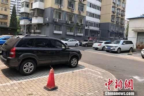 北京某小区内停在停车位或小区路边的车。<a target='_blank' href='http://www.chinanews.com/' _fcksavedurl='http://www.chinanews.com/' >中新网</a>记者 程春雨 摄