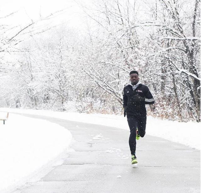 坚持每天跑步,一年时间跑完4500千米后,他收获