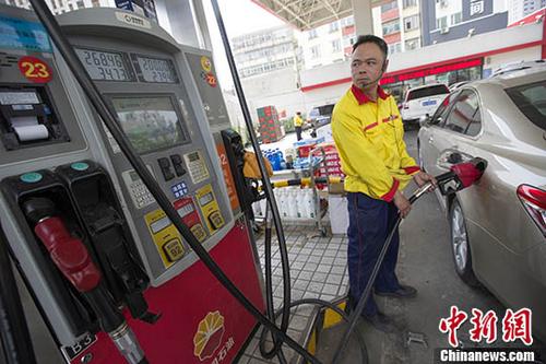 国内汽、柴油价格8月6日起每吨均提高70元