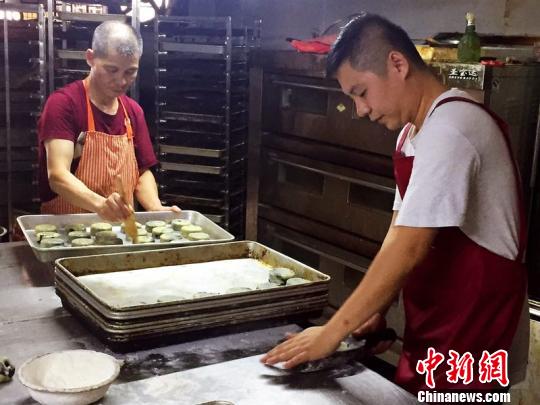广东侨乡台山坚持手工制作的传统豆沙月饼热销