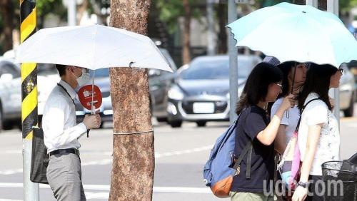 台湾多地高温持续 气象部门提醒民众慎防热伤害