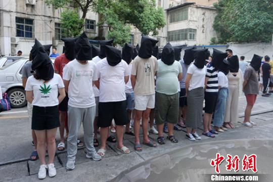 被抓获的嫌疑人。乐山警方供图