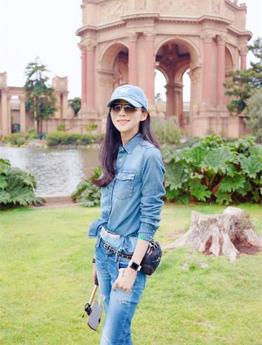 韩雪的这套牛仔搭配很酷,故意给牛仔衣打个结,是要秀身材吗?