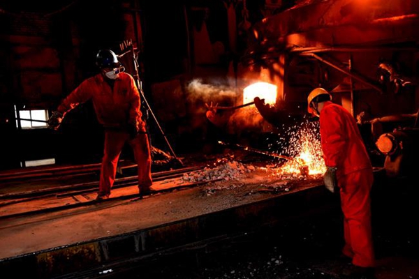 随着环保力度的不断加强，今年下半年，钢铁企业的发展会呈现进一步分化的态势。“未来，一部分钢铁企业会因为环保不达标而被迫退出。一些小散乱、重点污染地区的钢铁企业会被淘汰。”中国钢铁工业协会副会长李利剑向记者表示。