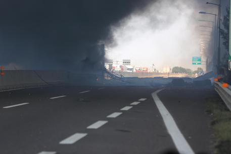 意大利博洛尼亚爆炸致1死14重伤，公路大桥垮塌