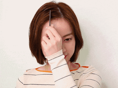 然后用手或直尺梳拿起刘海一侧的头发,将刘海发根吹鼓.