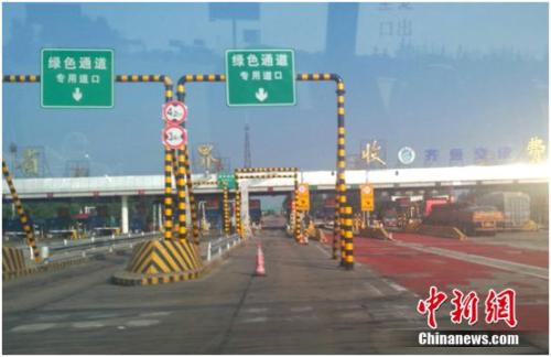 图为京沪高速路上的绿色通道。谢艺观 摄 图为京沪高速路上的绿色通道。谢艺观 摄