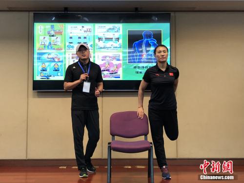 奥运冠军杨秀丽现场展示“科学健身18法”。 中新网 王禹 摄 奥运冠军杨秀丽现场展示“科学健身18法”。 中新网 王禹 摄