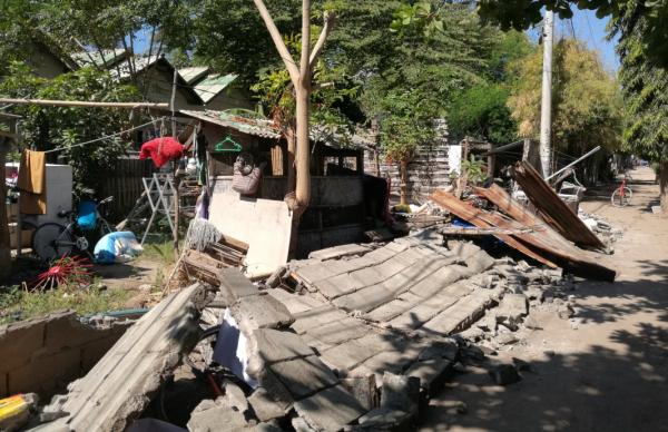 印尼震后救援艰难展开，救援人员缺少设备只能靠手挖