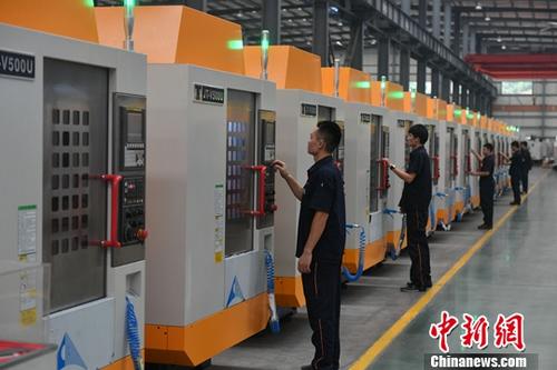 8月8日，中国机械工业联合会透露，2017年以来中国机械工业增加值增速延续了上年持续高于全国工业和制造业增速的态势，增速始终保持在10%以上。前6月中国机械工业增加值同比增长10.9%，分别高于同期全国工业和制造业4个百分点和3.5个百分点，高于机械工业上年同期3.1个百分点。图为8月7日，福建泉州一家数控公司的工作人员正在作业。中新社记者 吕明 摄