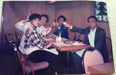 王菲全家福旧照曝光,爸爸哥哥颜值超高,吃饭的地方太高档了