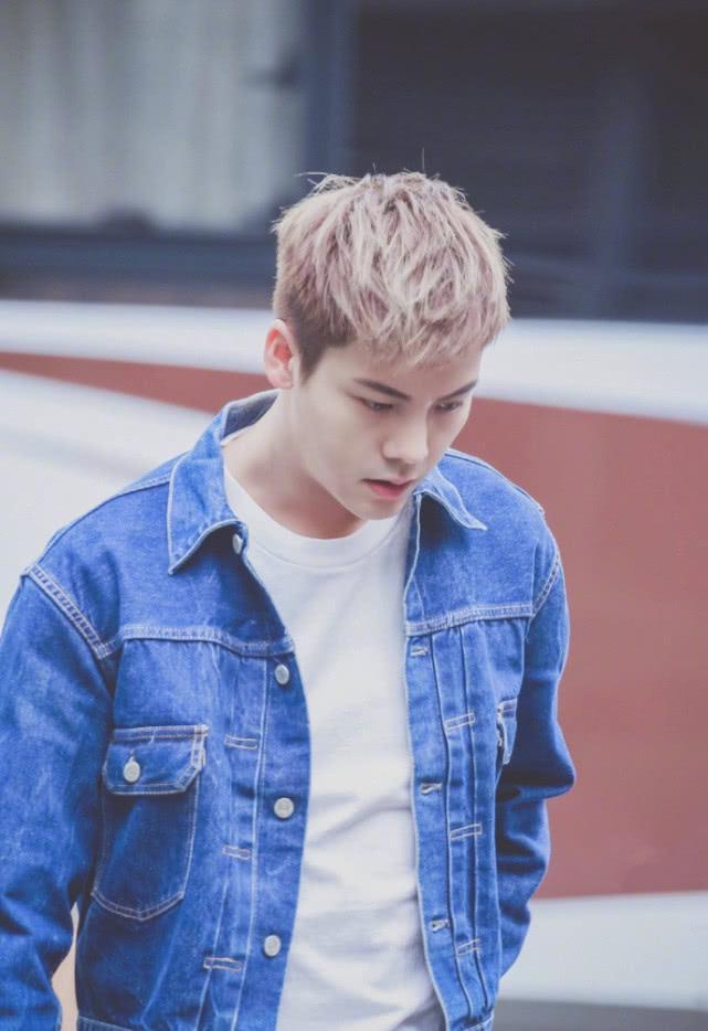 陈伟霆和张艺兴同穿牛仔外套,两人相差6岁,看