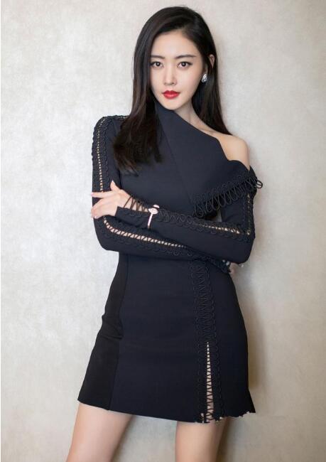 张天爱厉害了!168cm穿紧身小黑裙腿长两米,高