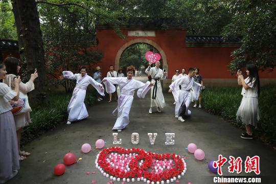 四位小伙穿着传统汉服，在灵谷寺跳起动感舞蹈，吸引众多游客围观拍照。　泱波　摄