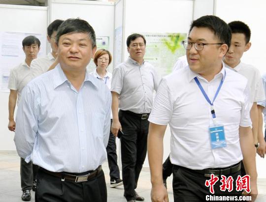 生态环境部副部长、中国环境科学学会理事长黄润秋视察国家工业污染源监控工程技术中心展位 主办方供图 摄 生态环境部副部长、中国环境科学学会理事长黄润秋视察国家工业污染源监控工程技术中心展位 主办方供图 摄