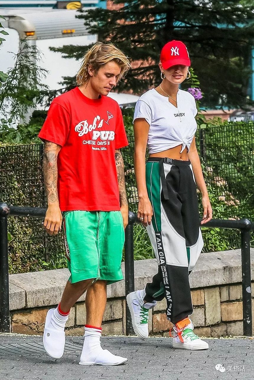 红配绿，贾斯汀比伯和模特未婚妻海狸漫步纽约街头，裤子一直掉，看得好尴尬
