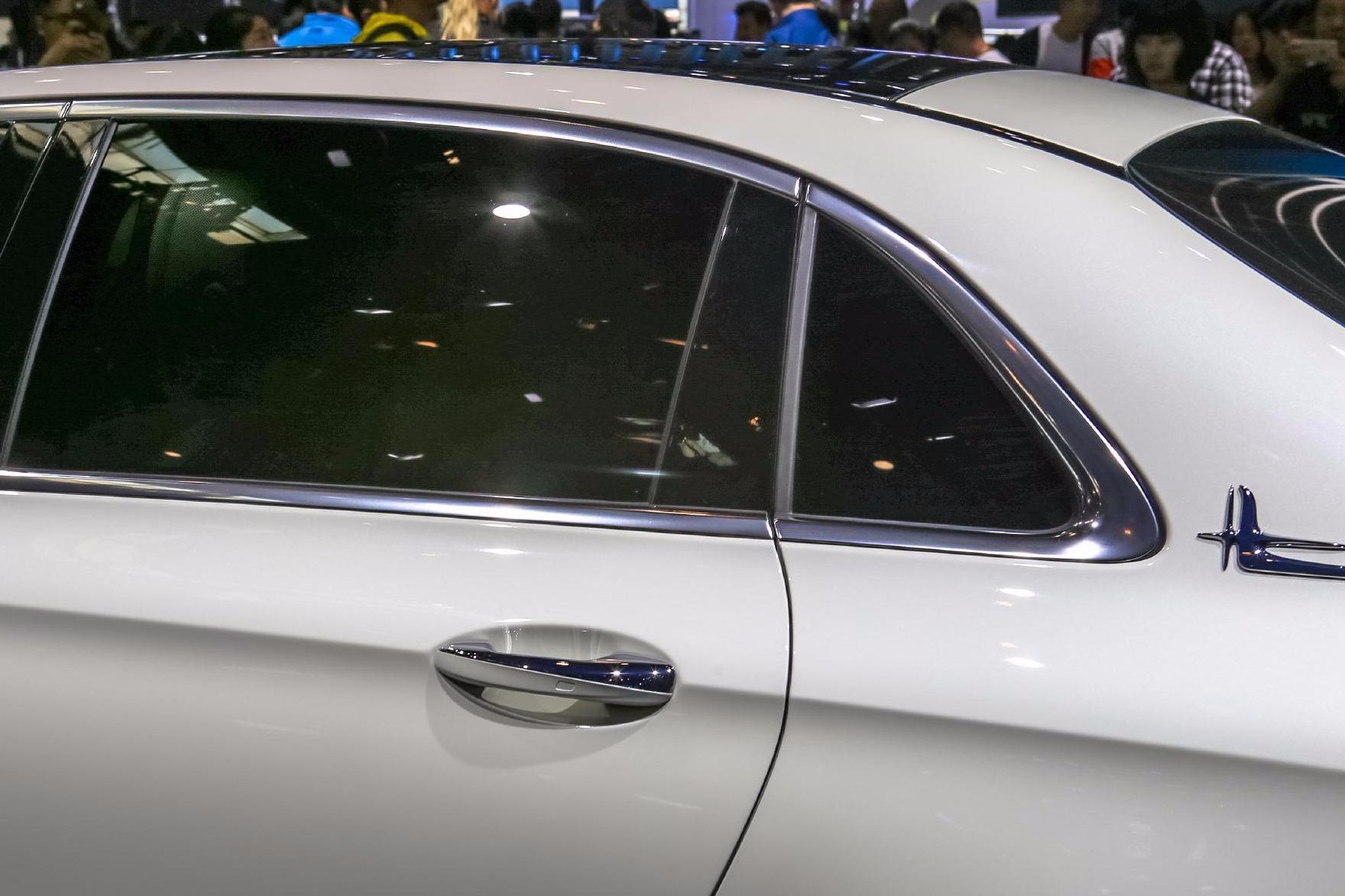 奔驰C柱上的“死鸟”标志是什么意思？很多老司机都说不清楚