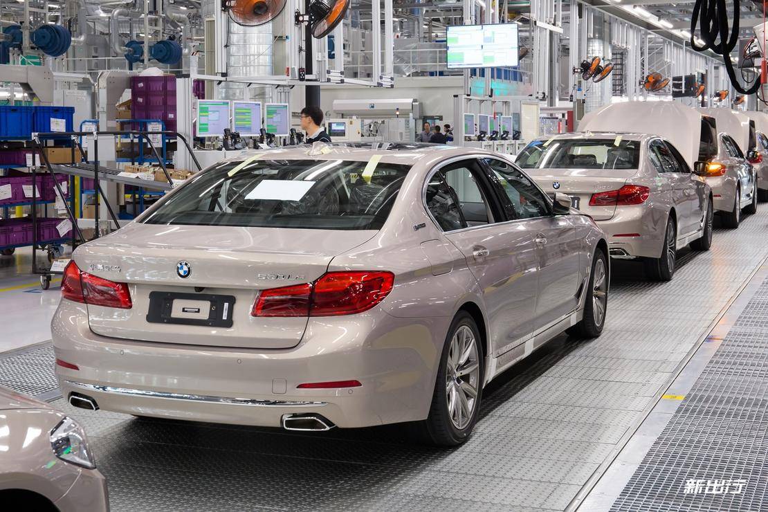 2. BMW全新5系插电式混合动力在华晨宝马新大东工厂下线.jpg