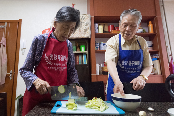 图集｜九旬夫妻从青梅竹马到钻石婚：平安和气，渴望结婚证