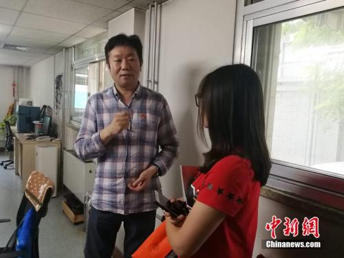 中国听力语言康复研究中心副主任梁巍与记者交流。供图