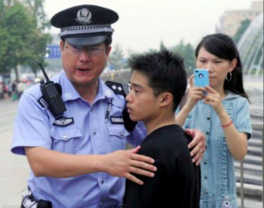 他两获体操金牌,却因偷窃入狱4年,在地铁凄凉