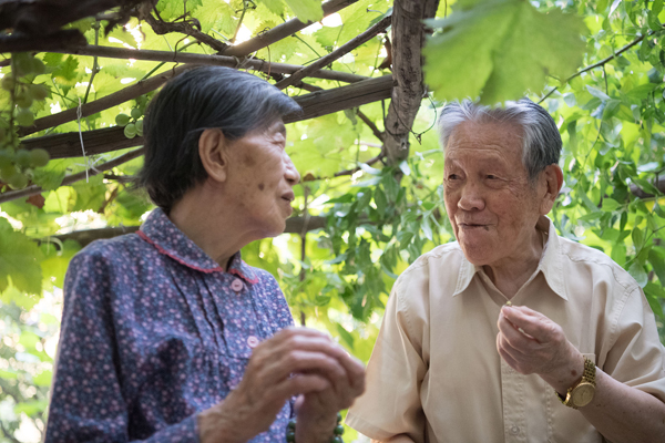 图集｜九旬夫妻从青梅竹马到钻石婚：平安和气，渴望结婚证