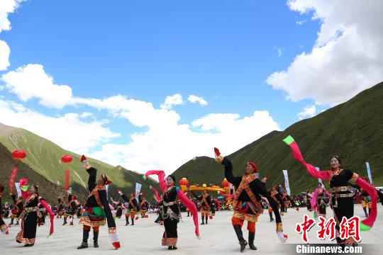 青海全民健身日暨第四届嘎多觉吾徒步转山节8月8日在青海省玉树藏族自治州称多县共同启幕。图为启动仪式现场当地藏族民众表演传统舞蹈。　罗云鹏 摄