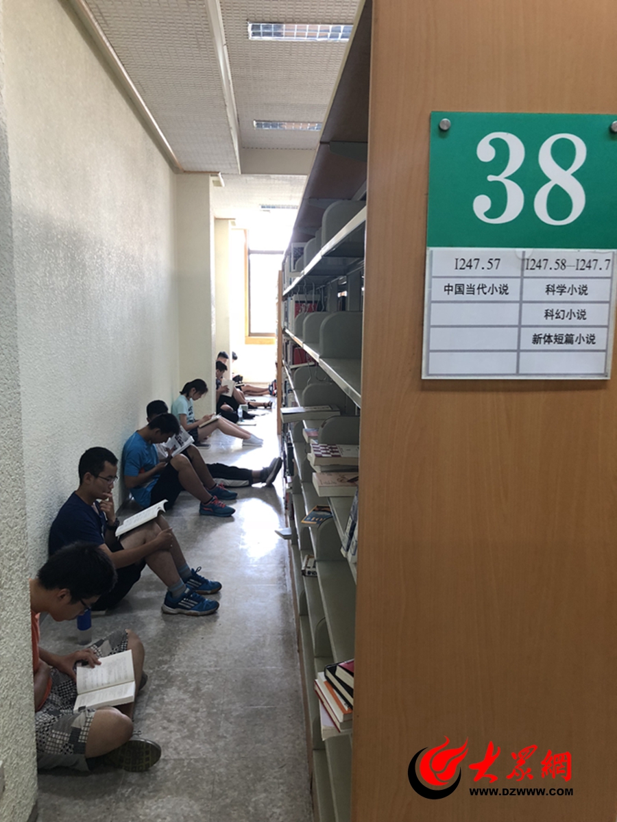 学生扎堆避暑！省图一座难求、地上都坐满了人