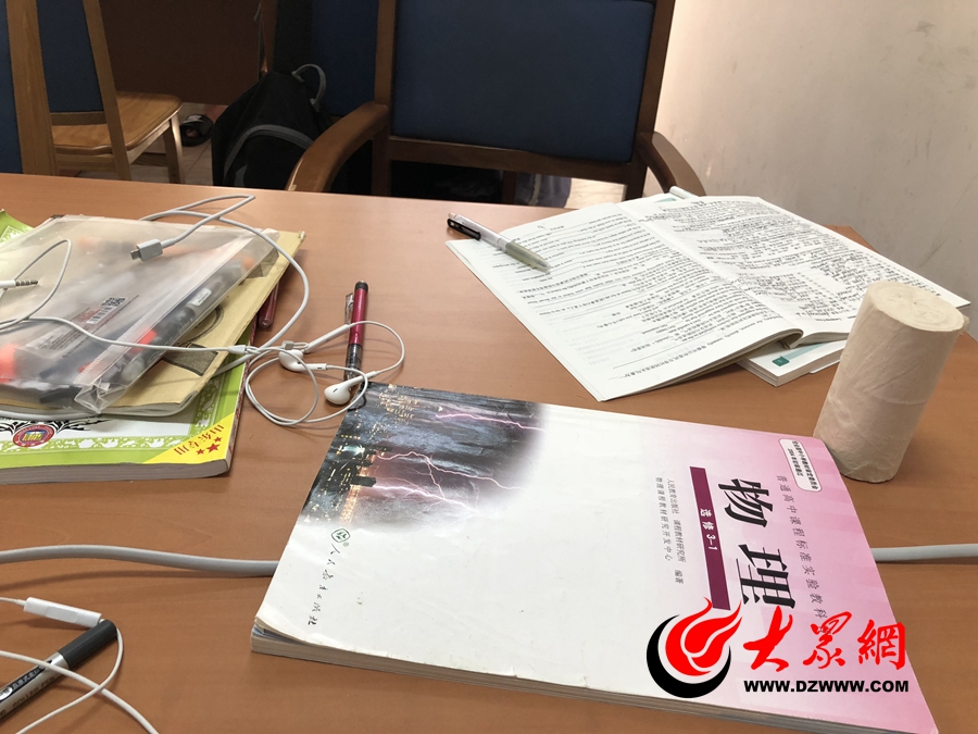 学生扎堆避暑！省图一座难求、地上都坐满了人
