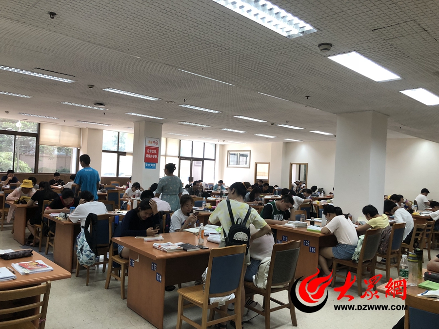 学生扎堆避暑！省图一座难求、地上都坐满了人