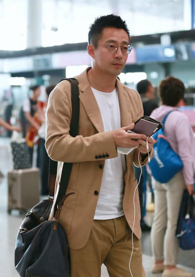 37岁汪小菲太沧桑,一戴眼镜瞬间变大爷,网友:这明明是