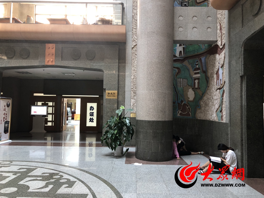 学生扎堆避暑！省图一座难求、地上都坐满了人