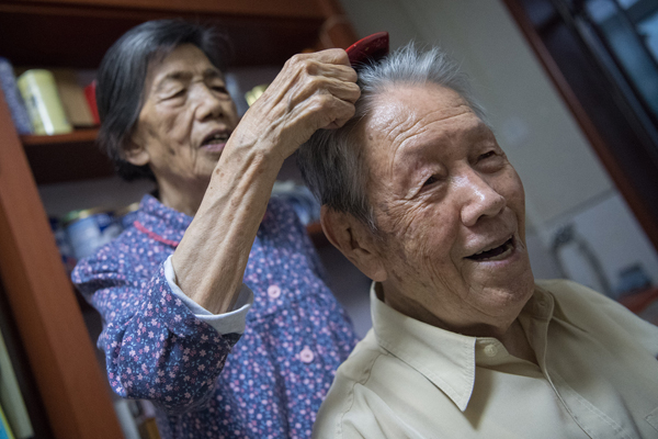 图集｜九旬夫妻从青梅竹马到钻石婚：平安和气，渴望结婚证