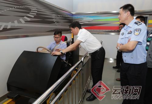 为安全再加一把锁 社会各界代表感受车轮上