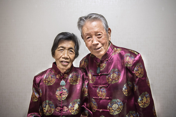 图集｜九旬夫妻从青梅竹马到钻石婚：平安和气，渴望结婚证