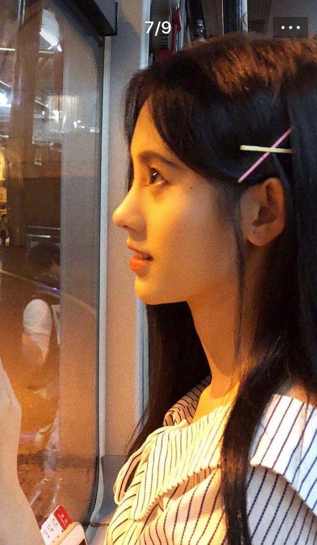 鞠婧祎的妈妈鼻子就长这样,这只是基因遗传而已,鞠婧祎的鼻子本来就长