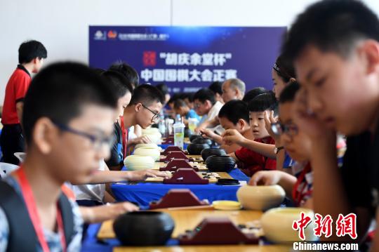 图为2018中国围棋大会比赛现场。　俞靖 摄