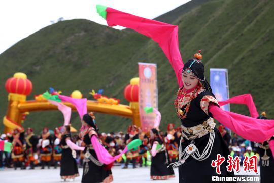 青海全民健身日暨第四届嘎多觉吾徒步转山节8月8日在青海省玉树藏族自治州称多县共同启幕。图为启动仪式现场当地藏族民众表演传统舞蹈。　罗云鹏 摄