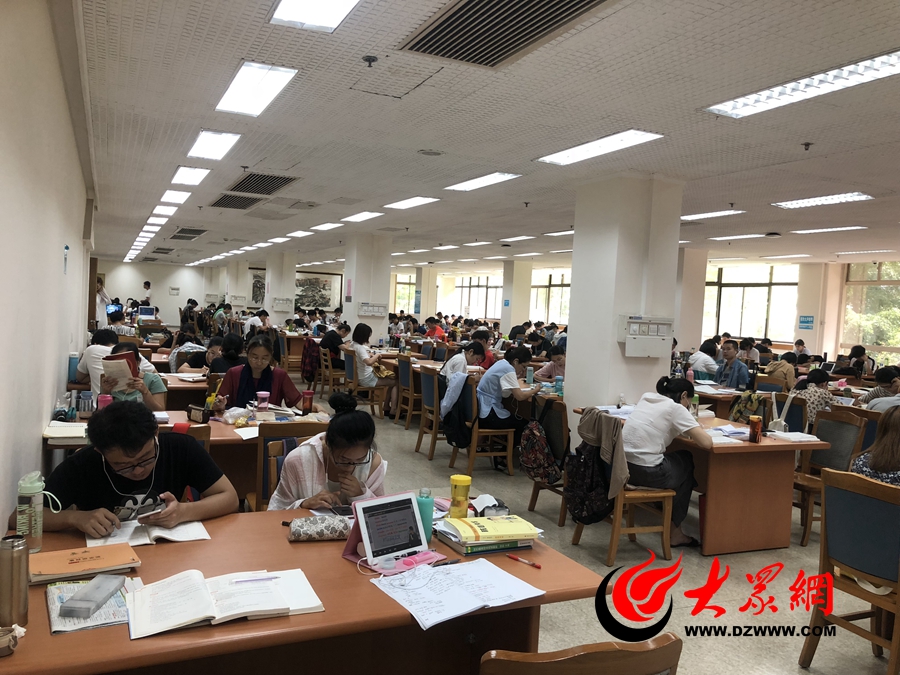 学生扎堆避暑！省图一座难求、地上都坐满了人